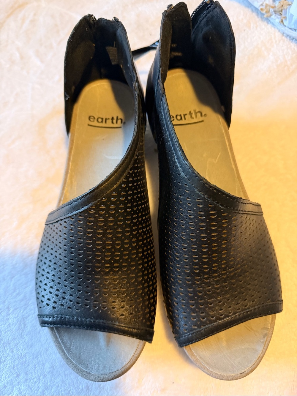 Earth Women's Black Perforated Peep-Toe Wedge Sandals Size 8 - Picture 5 of 7